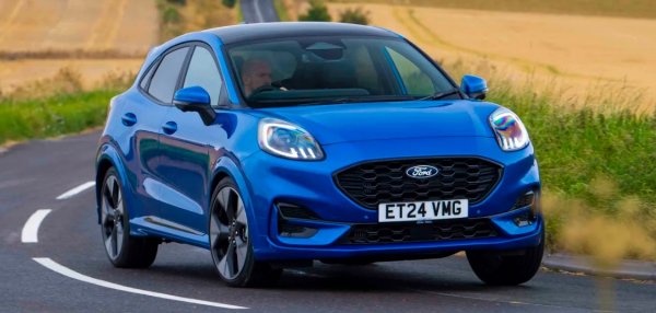 Взе короната на малка семейна кола на Ford. И е може би моделът, който доведе до спирането на Focus. Puma има невероятен успех, като е най-продаваната кола в Обединеното кралство през последните две години. Независимо дали става въпрос за стандартен бензинов вариант, спортен ST или дори напълно електрически Gen-E, всички версии са атрактивни благодарение на стилния си външен вид и отличните характеристики.

И въпреки че всъщност е базира на по-малката и също наскоро спряна от производство Fiesta, Puma е по-практичен от по-големия Focus по няколко начина. Първо, неговата повдигната позиция за шофиране на SUV осигурява подобрена видимост. Освен това  доста голeмrsj багажник от 450 литра е с около 75 литра повече от при Focus. 

Единственият реален недостатък е малко по-тясното задно отделение. Puma е достоен конкурентен на малки SUV съперници и ако сте семейство с малки деца, това не би трябвало да ви пречи.